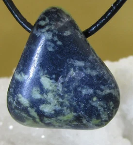 SERPENTIN   Trommelstein   gebohrt    EDELSTEIN   ANHÄNGER    Nr.4 - Bild 1 von 2