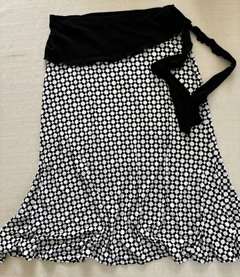 Carol Little size small knee length pull on black-&-white geometric skirt - Image 1 of 4
