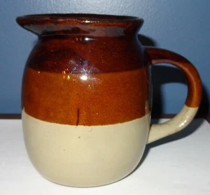 Jarra de leche pequeña crema vintage de cerámica de 3 colores marrón bronceado esmaltada de 4 1/2" de alto - Imagen 1 de 6