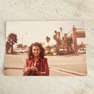 VINTAGE 1970'S PHOTO PRETTY MEXICAN AMERICAN TEEN WOMEN POSING @ STRIP MALL - Picture 1 of 6