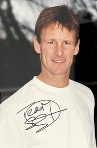 TEDDY SHERINGHAM - MANCHESTER UNITED FOOTBALLER -  EXCELLENT SIGNED PHOTOGRAPH - Picture 1 of 1