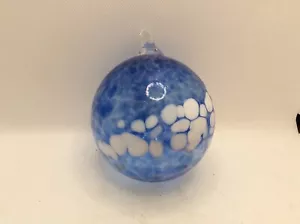 Bola de brujas adorno de vidrio azul y blanco moteado soplado a mano - Imagen 1 de 4