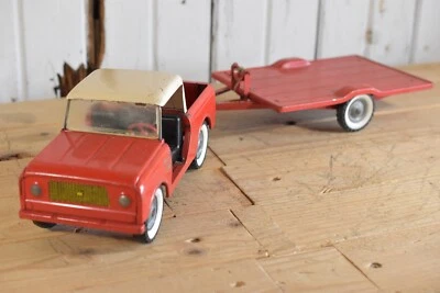 VINTAGE TRU SCALE INTERNATIONAL HARVESTER IH SCOUT WITH FLATBED TRAILER - Image 1 of 4