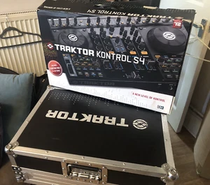 Native Instruments Traktor Kontrol S4 MK 1 DJ controller with lid & Flight case - Picture 1 of 24