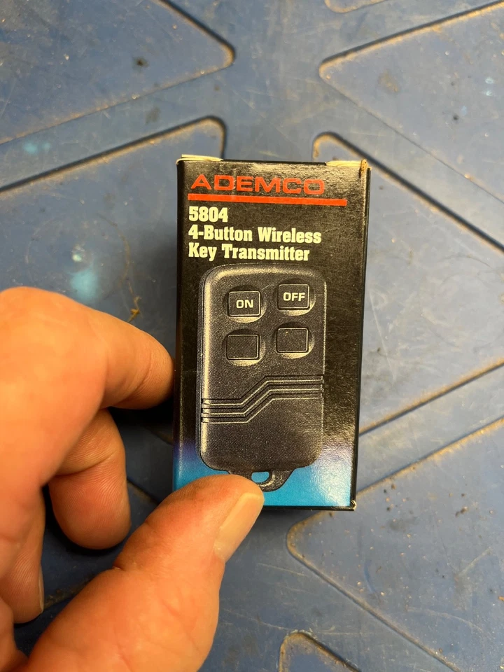 4-кнопочный беспроводной ключевой передатчик Ademco 5804 - Изображение 1 из 1