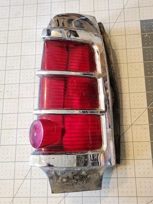 Lente bisel carcasa luz trasera derecha OEM GM 5854062 1963 Pontiac Bonneville (587)  Foto 1 de 4