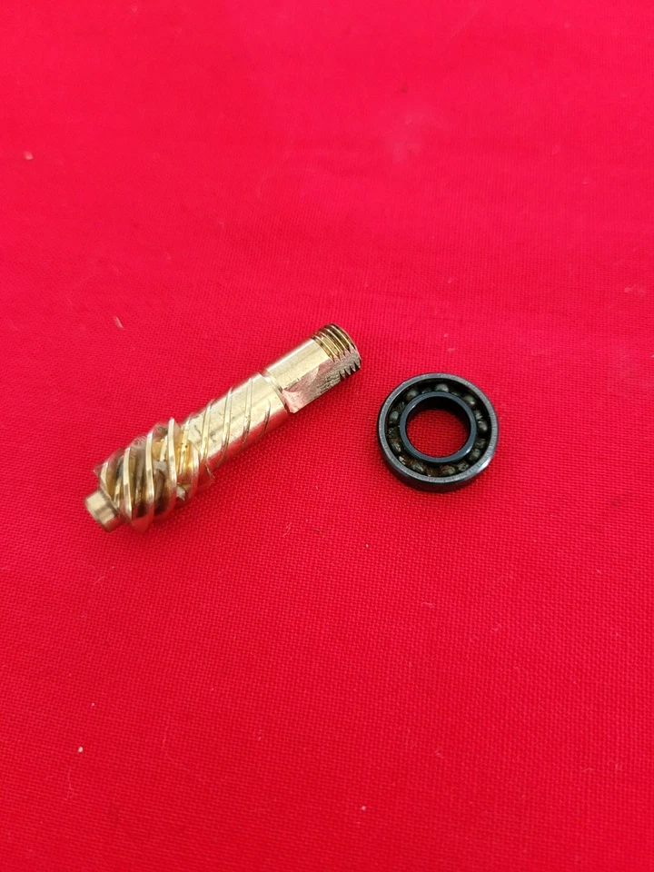 Engranaje y cojinete de piñón de carrete Daiwa se adapta al carrete Luvias 4000D Foto 1 de 1