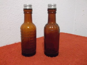 VINTAGE BROWN GLASS BOTTLE SHAPED SALT & PEPPER SHAKERS . - Picture 1 of 5