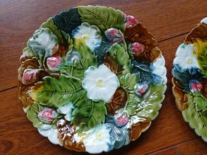 TWO VINTAGE ANTIQUE FRENCH PLATE MAJOLICA strawberry flowers - Picture 1 of 9