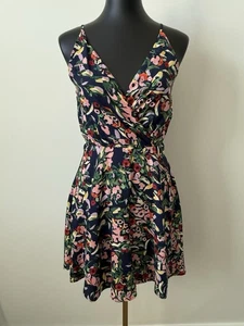 Lulus Blumendruck Wickeloptik Minikleid hinten zum Binden Damen Small neu ohne Etikett - Bild 1 von 11