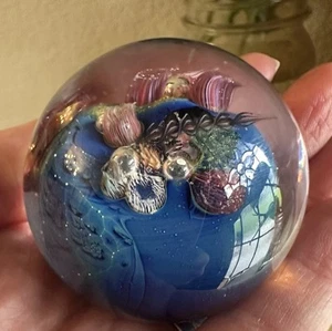 ¡¡Impresionante!! Vidrio artístico planeta habitado Josh Simpson 1,75" firmado y fechado JS 08 - Imagen 1 de 24