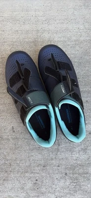Womens Shimano cycling shoes, size 8.5. - Image 1 of 3