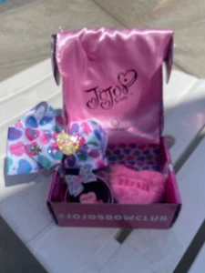 White jojo siwa heart hair bow set with pin and key chain, new, great condition - Picture 1 of 4