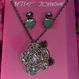 Set di fiori e orecchini cristallo Betsey Johnson nuovi in scatola - Foto 1 di 4