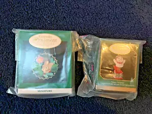 2 Hallmark 1999 Collector's Series mini ornamenti per le vacanze coniglio e sorpresa nevosa - Foto 1 di 2