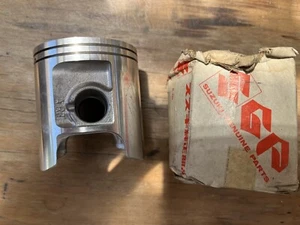 SUZUKI OUTBOARD ENGINE DT65 DT50 77-79 12110-95201 Piston Standard N.O.S - Picture 1 of 3