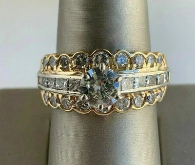 Anillo de compromiso vintage de diamantes de corte redondo de 3 quilates con acabado de oro amarillo de 14 quilates Foto 1 de 4