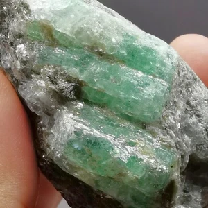 Esmeralda 685 quilates / 137 g con matriz / Malyshevo, Rusia / Espécimen de gema de cristal áspero - Imagen 1 de 24