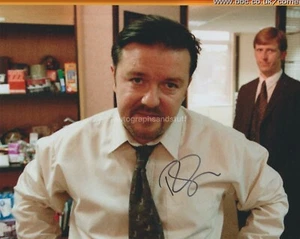 Ricky Gervais HAND SIGNED 8x10 Photo, Autograph, David Brent The Office (J) - Foto 1 di 2