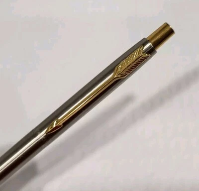PARKER PEN aspecto plateado con reflejos dorados tinta negra.   Funciona muy bien hecho en Estados Unidos Foto 1 de 4
