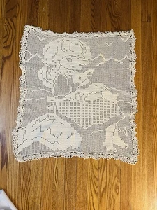 28”x25” Vintage Mädchen & Hase Hand gehäkelt Spitze Deckchen Tischdecke Topper Dekor Landhaus - Bild 1 von 5