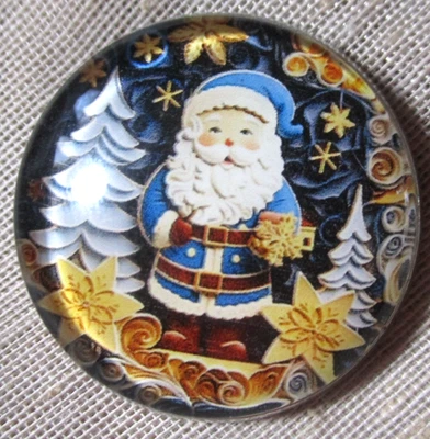 BOTÓN FOTO CÚPULA CRISTAL -- SANTA "ACOLCHADO" CON PINOS Y ESTRELLAS DORADAS 30mm Foto 1 de 2