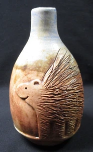 Jarrón de cerámica artística con puercoespín - Firmado - 4" x 2,5" - Imagen 1 de 7