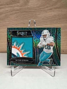 Parche con logotipo Devon Achane RC/5 Seleccionar fútbol novato verde Prizm Sparks - Imagen 1 de 4