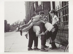 CARTOLINA Arthur Leipzig, foto "Johnny on the Pony (Buck Buck)" 1943 come nuova - Foto 1 di 1