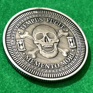 Golfball Marker Metall 1,25" Memento Mori - Tempus Fugit Totenkopf Glücksmünze - Bild 1 von 15