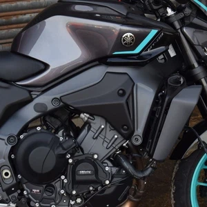 Pyramide Matt Black Front Infill Panels Yamaha MT-09 2021-2025 - Bild 1 von 5