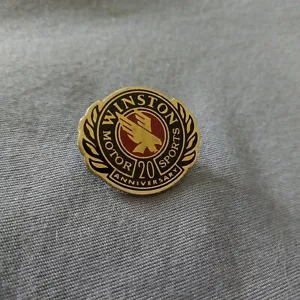 Winston Motor Sports 20 Anniversary Mütze Jacke Anstecknadel 1991 - Bild 1 von 2