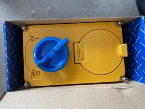 Clipsal Wilco WMC420 20A 3+E 415V 3PH Switched Socket IP66 Metal *NEW* Old Stock - Picture 1 of 3