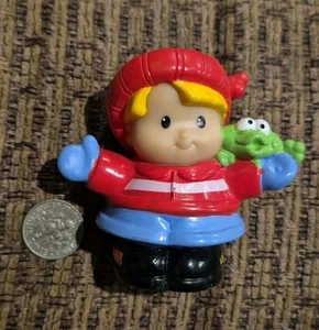 Fisher Price Little People Navidad Invierno Vacaciones Eddie Boy con Freddie Main St - Imagen 1 de 2