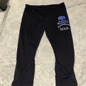 Lululemon X Soul Cycle schwarze Capri-Leggings Größe 10 Totenkopf-Design - Bild 1 von 10