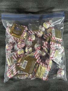 Cuadrados de corteza de menta chocolate Ghirardelli, bolas de trufas de caramelo y Lindor - Imagen 1 de 2