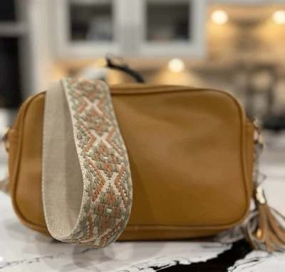 Bandolera Mostaza Boho Tejida Correa Detalle Borla Forro a Rayas Foto 1 de 4