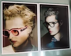 Alexander McQueen POSTER CONTROCARTOLINA DOPPIA FACCIA DIMENSIONI 16,5 X 11,7 POLLICI - Foto 1 di 5