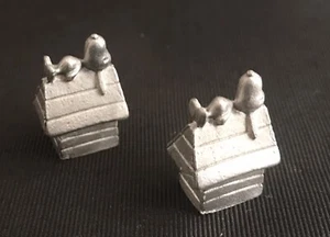 Set 2 statuine in metallo marrone Charlie SNOOPY DOG HOUSE in peltro miniatura B - Foto 1 di 2
