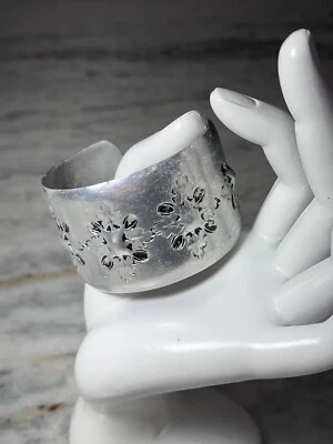 手工制作锤形铝袖口手链,普利茅斯制造,质量好。 — 第 1/4 张图片