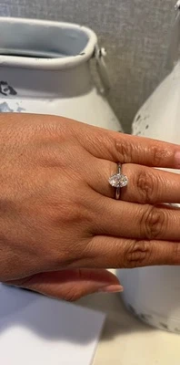 Solitario de diamantes cultivados en laboratorio de oro blanco de 14 k de 1,14 quilates ovalado blanco certificado IGI Foto 1 de 4