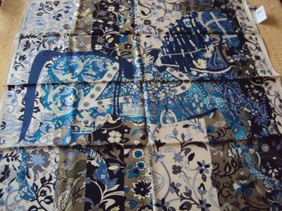 全新带标签 - SALVATORE FERRAGAMO ( RAJASTAN ) OFFWHITE / BLUES/GRAYS/OLIVE GREEN — 第 1/4 张图片