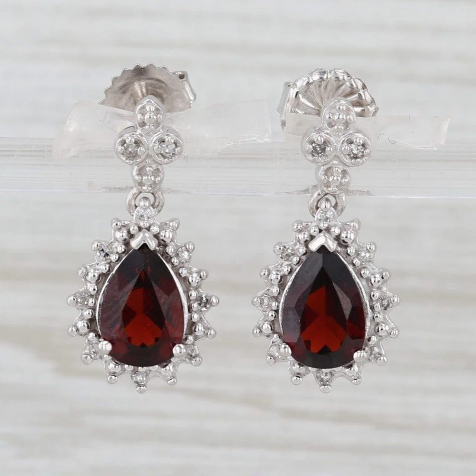 Pendientes colgantes de oro blanco de 14 k con halo de diamantes pera de 3,10 quilates Foto 1 de 4