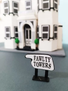 Diorama Fawlty Towers - Hotel Miniature Handgemacht inspired by tv show - Foto 1 di 10