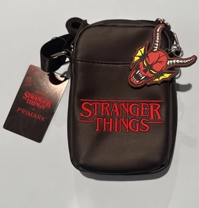 Primark Stranger Things Logo Crossbody Handytasche abnehmbarer Demobat Anhänger Neu mit Etikett - Bild 1 von 4