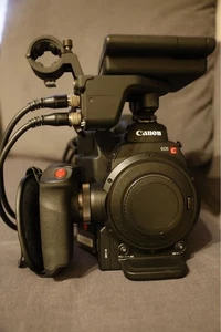Corpo Canon EOS C300 Mark II con Lexar CFast 256GB e lettore - Revisionato - Foto 1 di 5