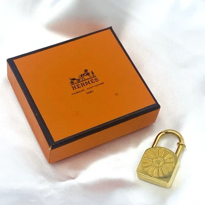 HERMES US Duty Free Cadena Candado Sol Flor Dije Accesorio Llavero Dorado Foto 1 de 4