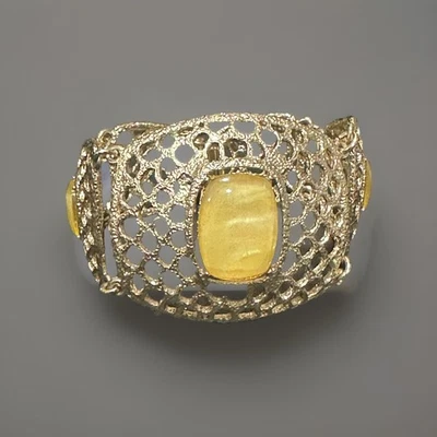 "Pulsera Monet con panel de trabajo abierto tono dorado piedras acrílicas amarillas 6,75"" gruesa" Foto 1 de 4