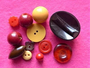 COLLECTABLE vintage 12 ART DECO BAKELITE BUTTONS - carved shaped - tested ( 32 ) - Picture 1 of 3