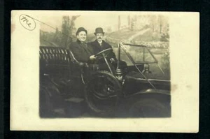 RPPC #28c, Chicago, Ill. 1909 Studio, 2 hombres sentados en automóvil - Imagen 1 de 2